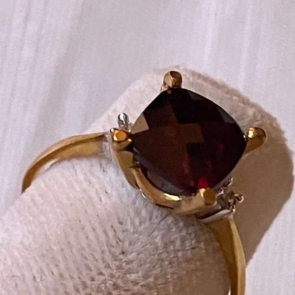 18K Yellow Gold 1.5 CTW checkered Garnet & Diamondsring size 6.5